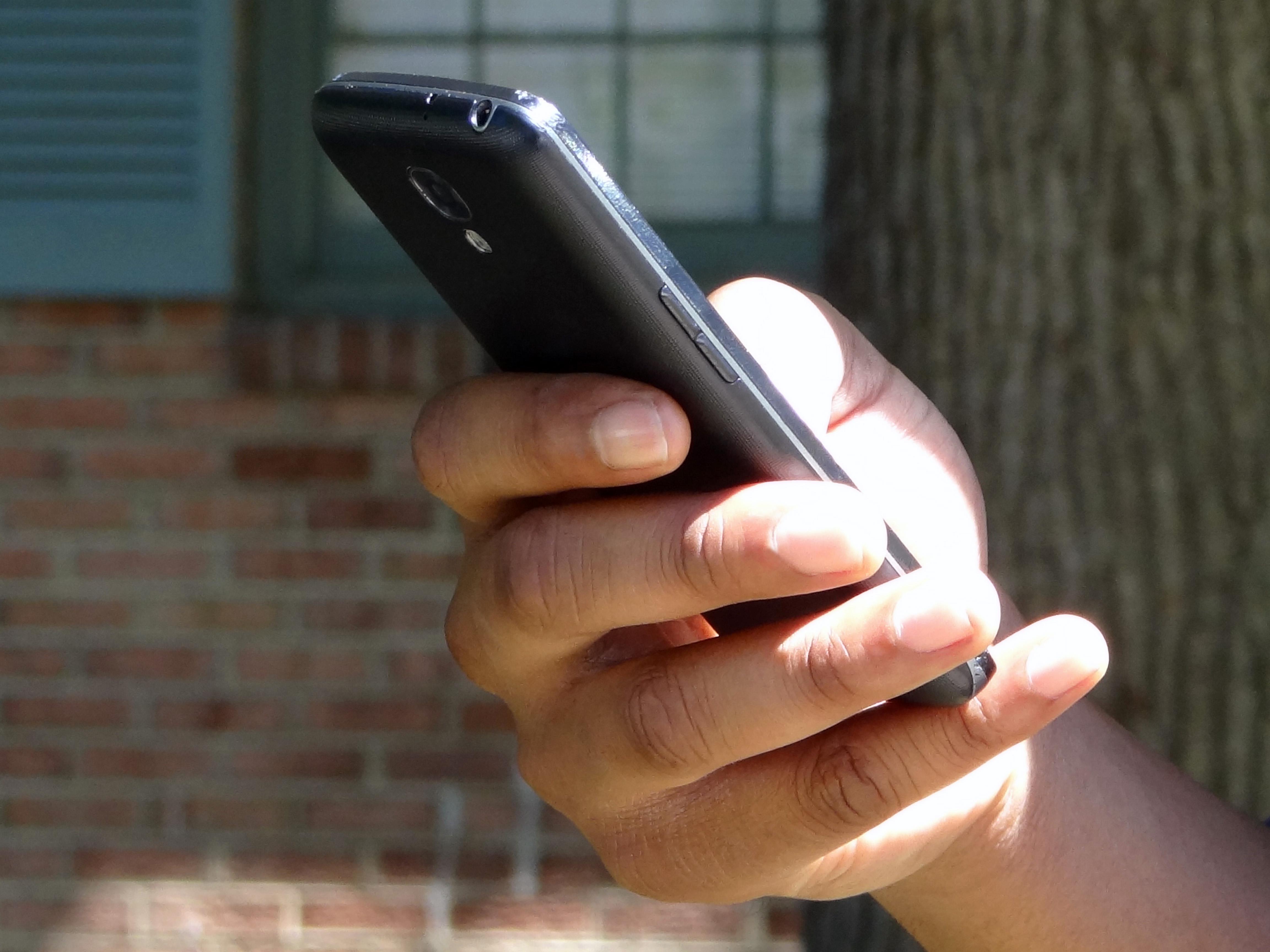 We keep using mobiles in the car - Greenslips Blog - greenslips.com.au